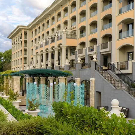 Astor Garden Готель