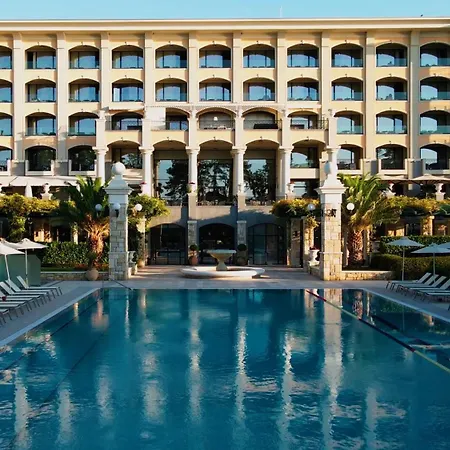 Astor Garden מלון