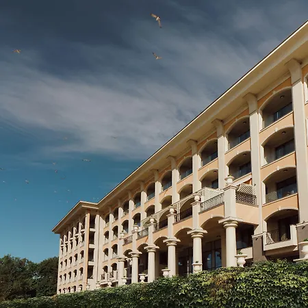 Astor Garden סנט קונסטנטין והלנה