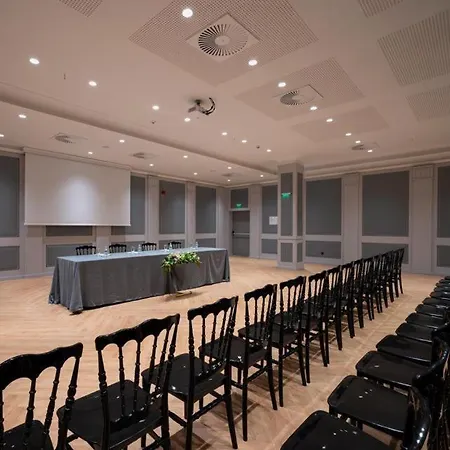 Astor Garden מלון