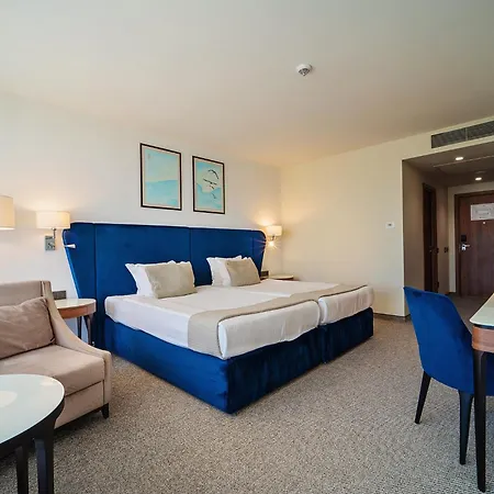 מלון Astor Garden 5*